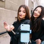 Cum aleg un selfie stick?